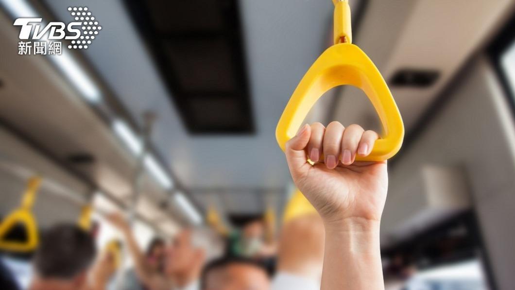 網友搭公車遇到不講道理的插隊阿嬤。(示意圖/shutterstock 達志影像)