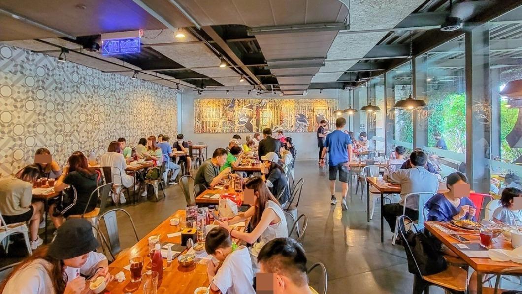 「來來牛排」時常客滿。(圖/小佳的幻想世界提供)