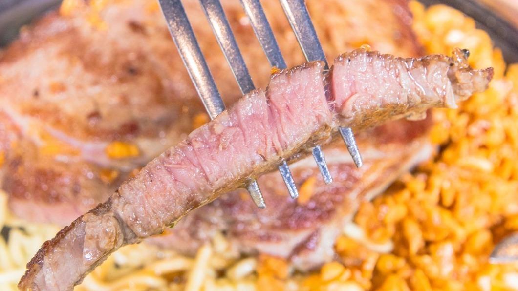 沙朗牛排肉質很嫩,還帶點筋增加咀嚼感,肉香味十足。(圖/小佳的幻想世界提供)