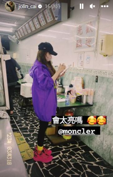 蔡依林穿超時尚私服去小吃店點菜，結果竟沒有任何人認出。（圖／翻攝自蔡依林IG）
