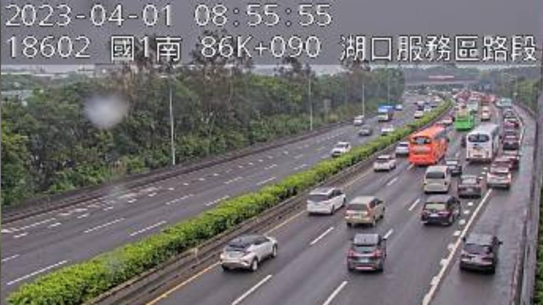 北部國道多處路段時速僅10公里上下。（圖／翻攝高公局）