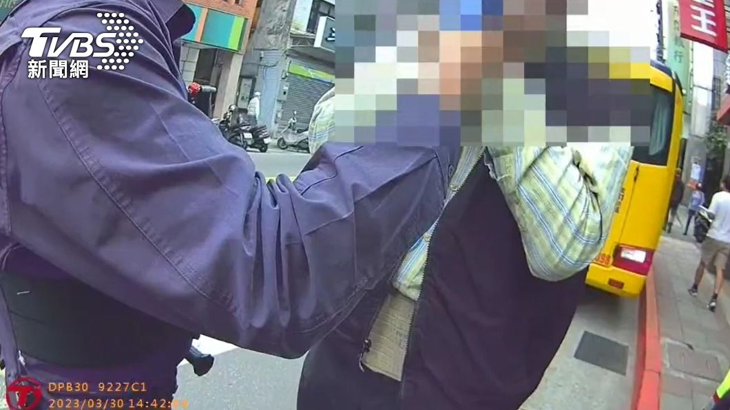 警方對小巴司機酒測,酒測值當場超標。(圖/TVBS)
