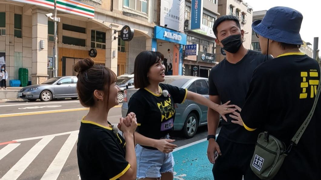 壯壯(左二)狂摸路人的腹肌。(圖/三立提供)