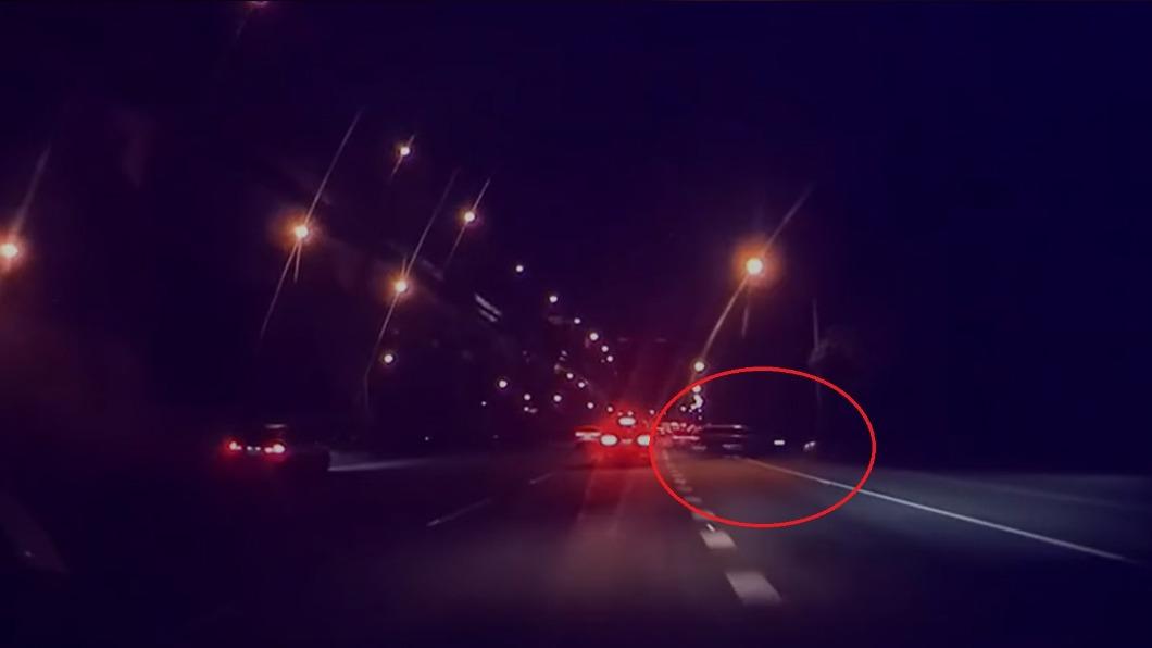 行車紀錄器拍下休旅車失控滑行撞上外側護欄。（圖／翻攝爆料公社）
