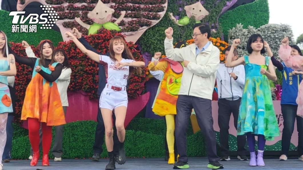 啦啦隊女神林襄出席開幕式和市長張善政一起應援。(圖/桃園農業局提供)