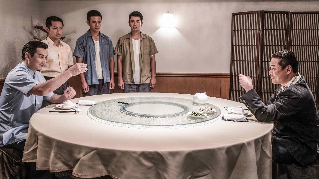 伊正（左）與江宏恩（右）兩大勢力進行圓桌談判，戲裡笑裡藏刀互不相讓。（圖／公視、禾豐製作提供）
