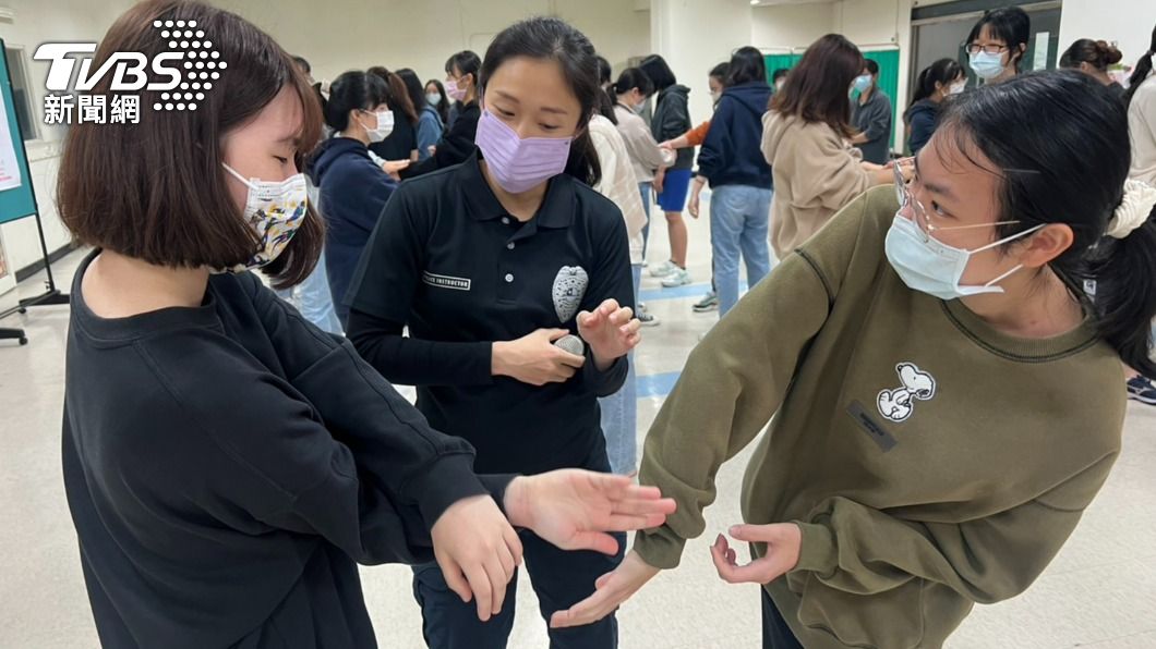 不藏私!新北「金牌女警」走入校園 防身術課程超夯