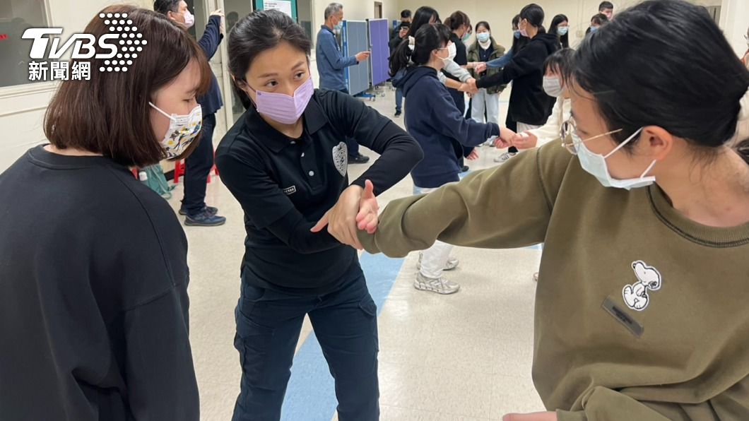 女警林家穎(中)親自傳授簡易防身術。(圖/TVBS)