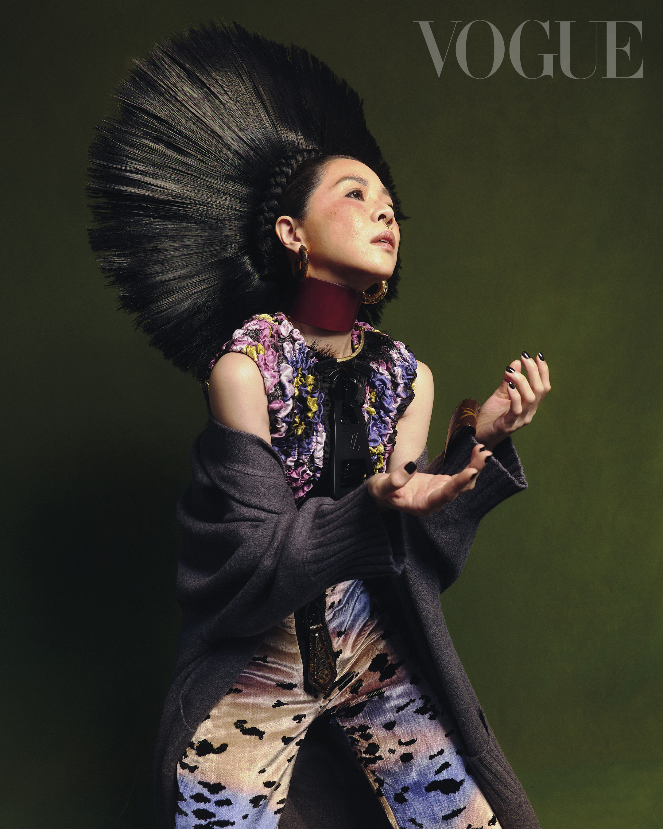 謝盈萱演活《俗女養成記》「陳嘉玲」一角。（圖／Vogue Taiwan提供）
