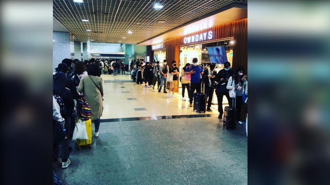 南港高鐵返鄉人流太恐怖　乘客背行李曝「要椎間盤突出」