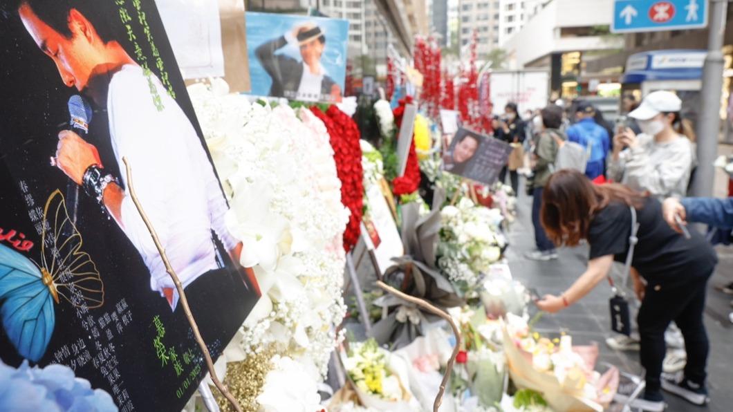 許多歌迷前來悼念張國榮。（圖／香港01）