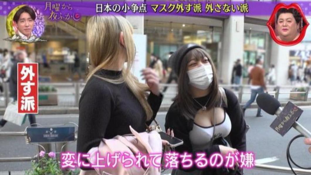 正妹聊脫罩胸前豐滿狂彈 螢幕超晃網暈爆:聽不到她說什麼