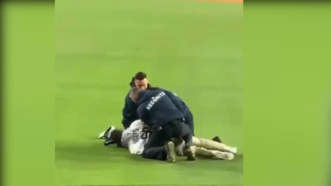 MLB/道奇主場開幕賽男子為求婚闖球場 遭保全壓制