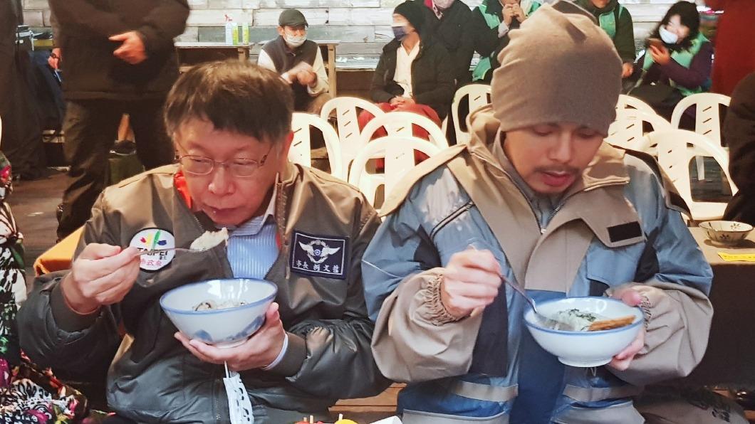 柯文哲(左)擔任台北市長期間曾和黃明志合作過。(圖/翻攝自黃明志臉書)