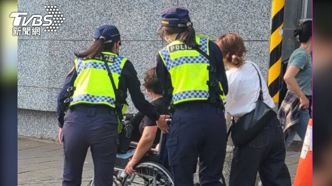 警幫推輪椅協助入場。(警方提供)