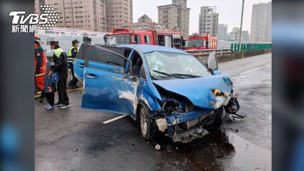 連假首日出意外!7人座休旅車自撞翻覆 6大1小受傷送醫