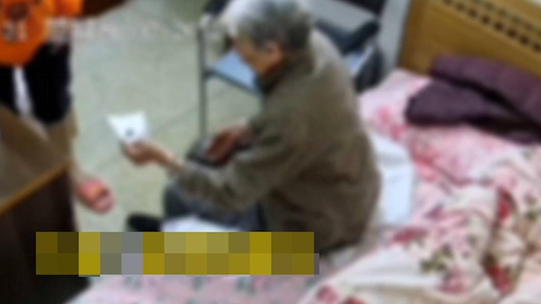 保母更要求長者將排泄物吃下去。(圖/翻攝自后浪視頻)