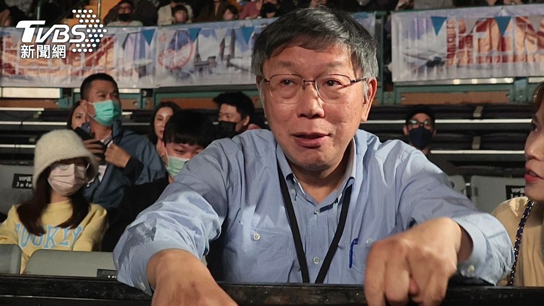 柯文哲在VIP區等待時相當緊張,更搞笑說錢越來越難賺。(圖/黃城碩攝)