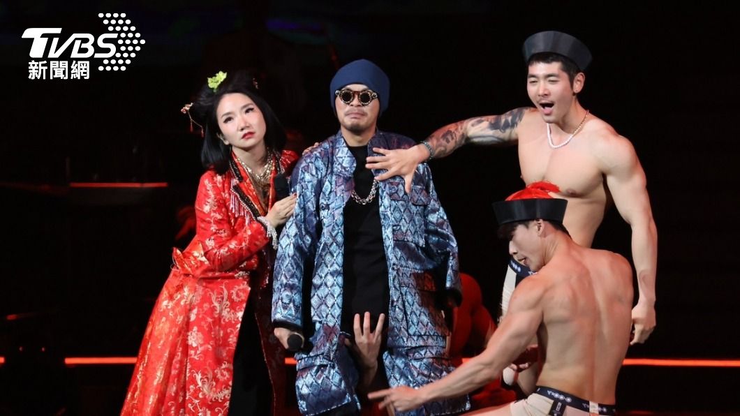 黃明志拚了!揪陶晶瑩對唱「猛男伴舞甩不停」 柯文哲飆歌嘆錢難賺