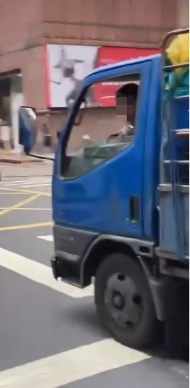 駕駛與拍攝者隔空互嗆。(圖/翻攝自爆料公社)