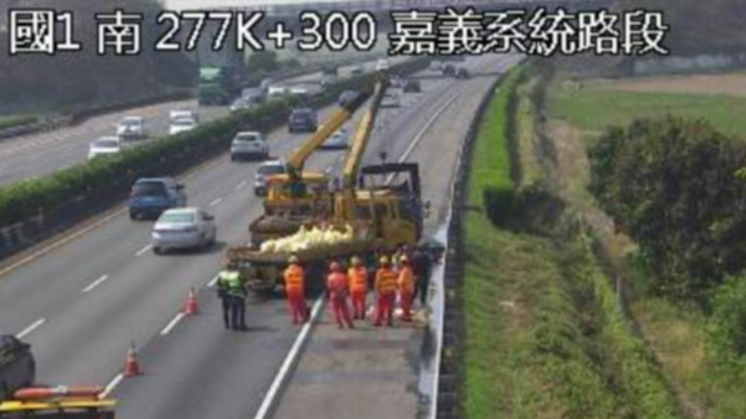 快訊/黑煙狂冒!連假第2天國道火燒車 一度回堵5K