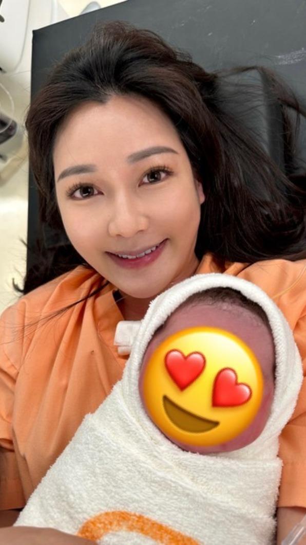 美女主播張若妤生下女兒。(圖/中天提供)