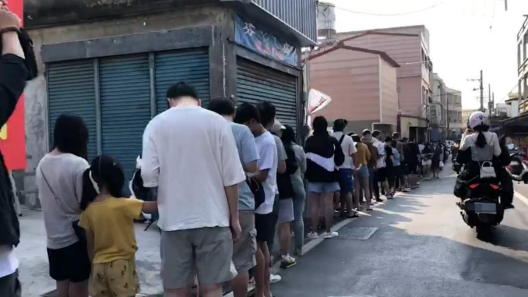 吃個早餐排隊百公尺!小琉球登島遊客破萬 居民:嚇到我了