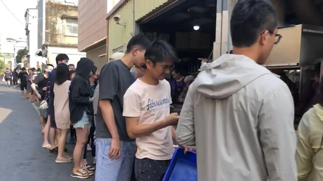 在地人氣早餐排隊近百米。（圖／陳博正提供）