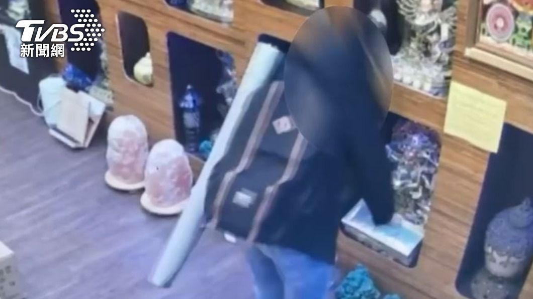 趁店家不注意時偷走佛具藝品。(圖/TVBS)