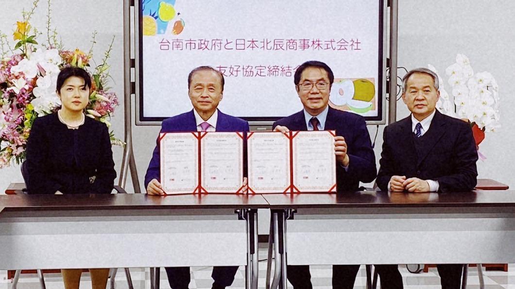 黃偉哲與北辰商事社長簽署合作意向書。（圖／台南市政府提供）