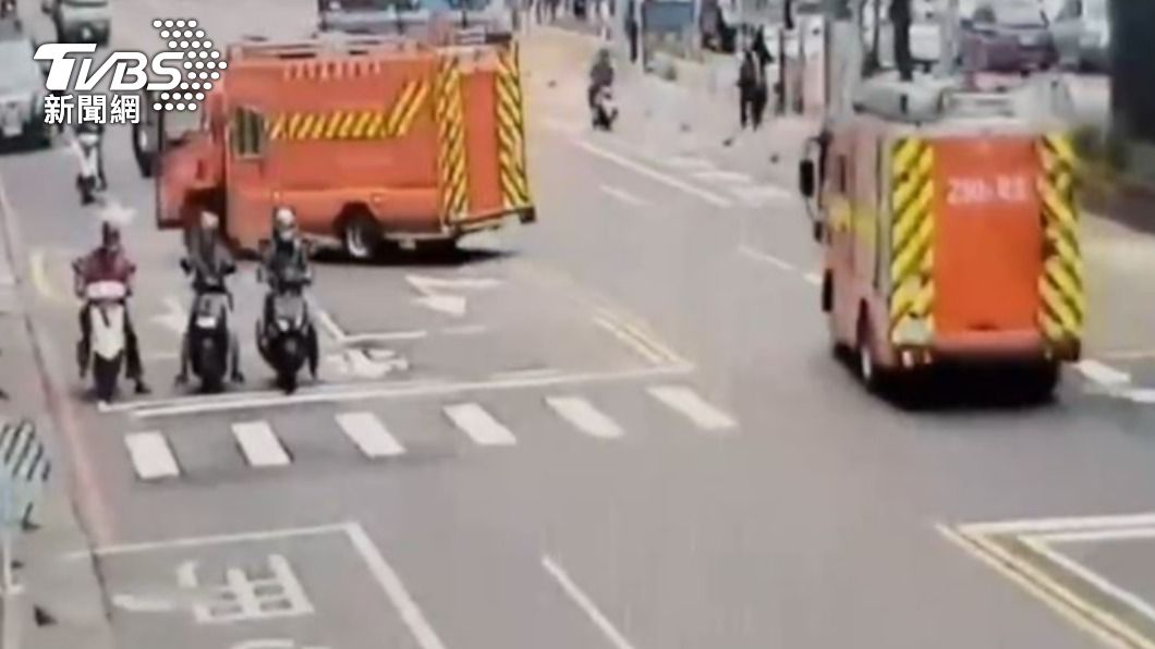 警消獲報後到場，將工人脫困救出送醫仍宣告不治。（圖／TVBS）
