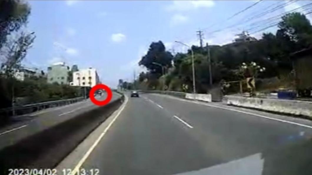 阿婆遠遠就把車輛停路邊。（圖／陳小龍授權提供）