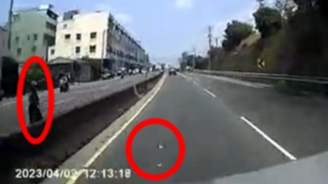 朝車輛扔玻璃瓶。（圖／陳小龍授權提供）