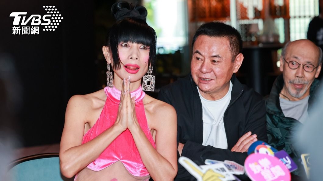 白靈胸下全裸火辣現身! 狀況外「不識蔡振南」現場飄火藥味