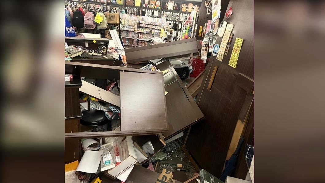 店內一片狼籍。（圖／翻攝書店臉書）