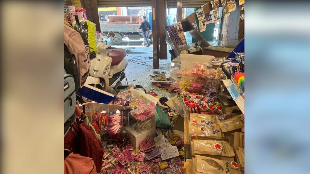 南投無照婦開車「倒退嚕」暴衝 毀書店又往前撞餐廳