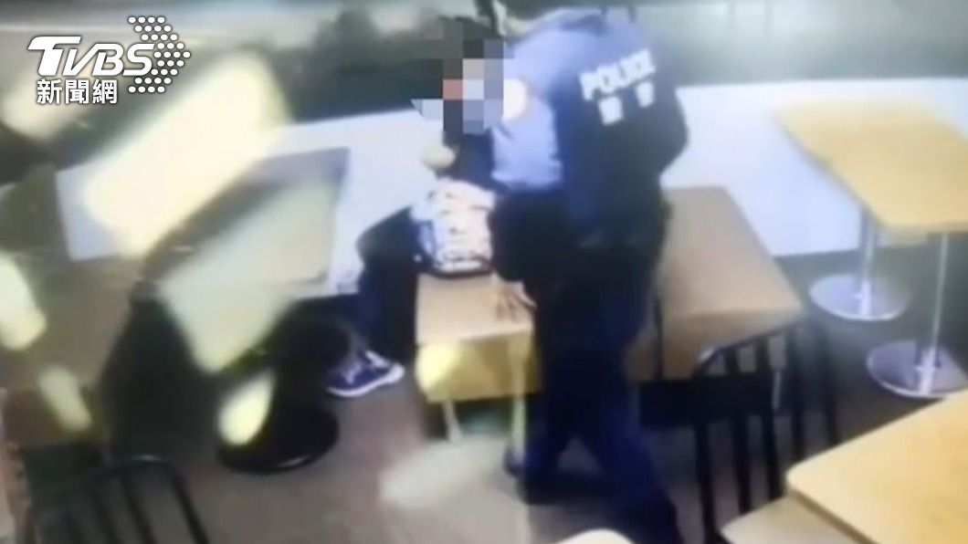 男童和員警說,因為前一天功課沒寫被阿嬤罰站,不敢回家。(圖/TVBS)