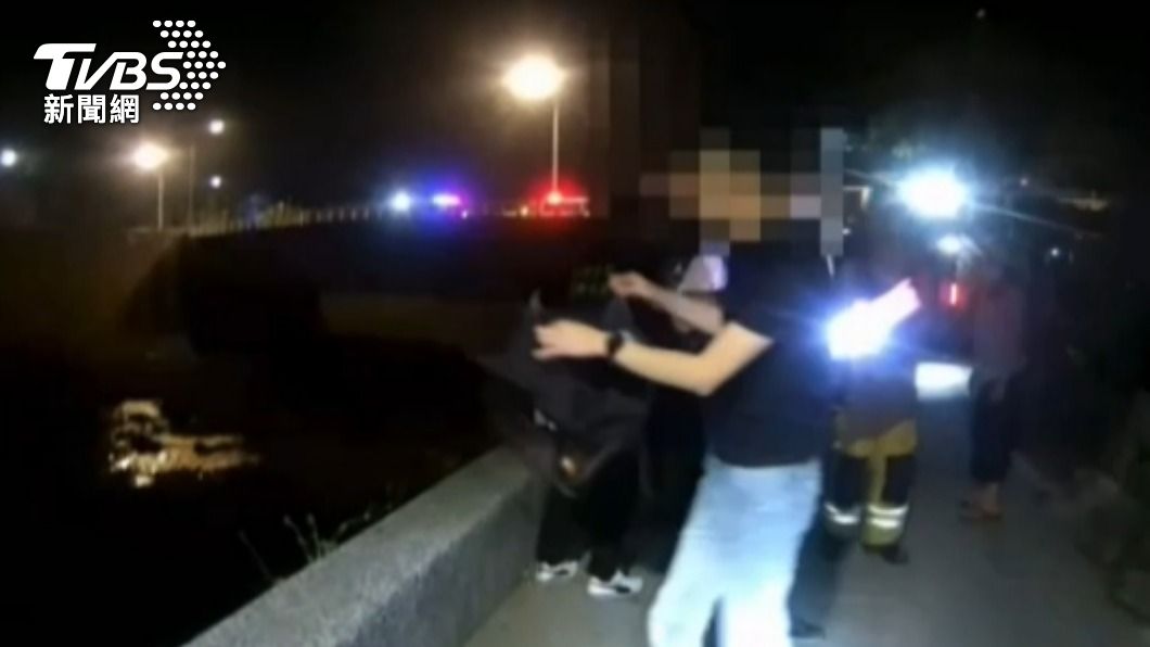 蔡男被大批警消救起。(圖/TVBS)