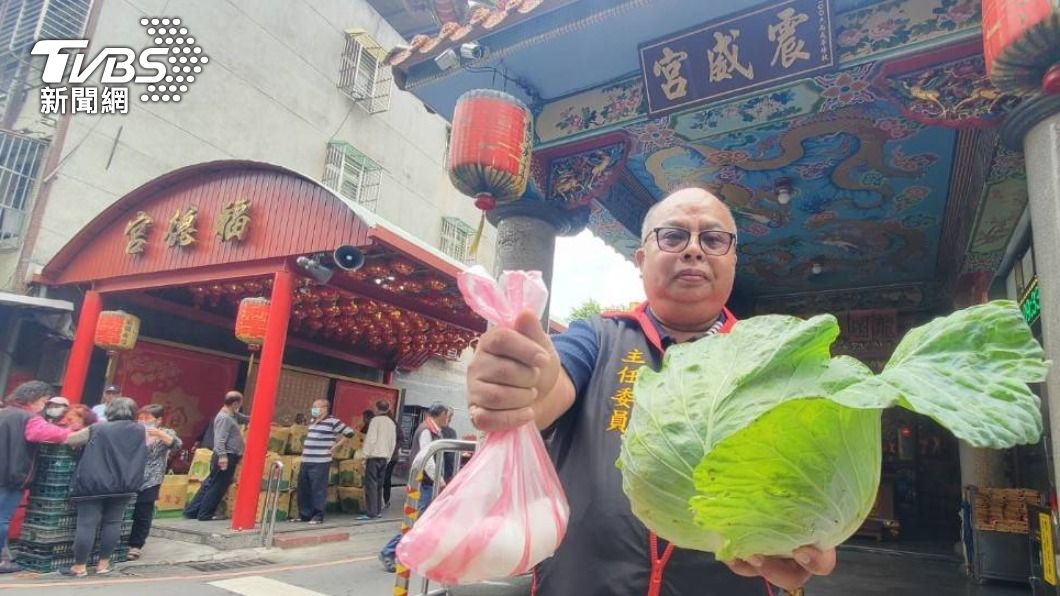 廟方主委說今年清明節應景潤餅,食材搭配就是極缺跟過剩的巧妙結合。