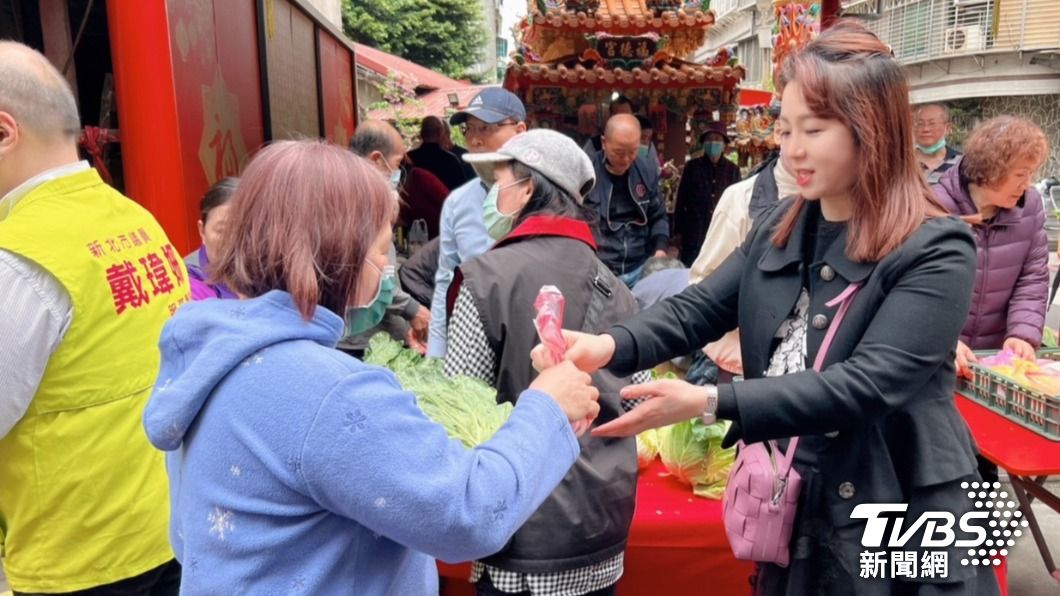 近期高麗菜生產過剩,也有地方民代共襄盛舉,至產地團購高麗菜,分送民眾。