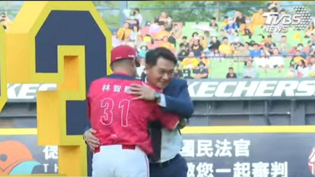 林智勝擁抱彭政閔。(圖/許祐祥攝)