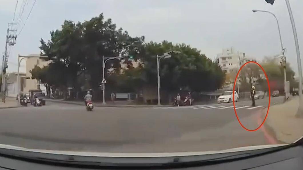 駕駛遠遠就看到警察站在斑馬線上。(圖/翻攝自爆廢公社)