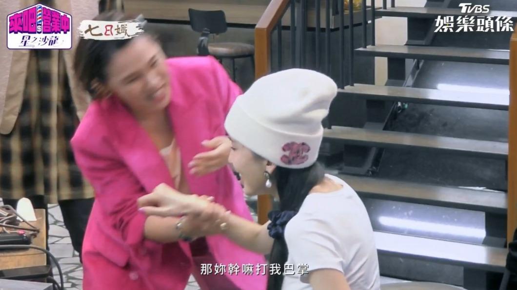 Hold住姐抓著陳若儀的手往自己的臉揮。（圖／翻攝自《來吧！營業中2》）