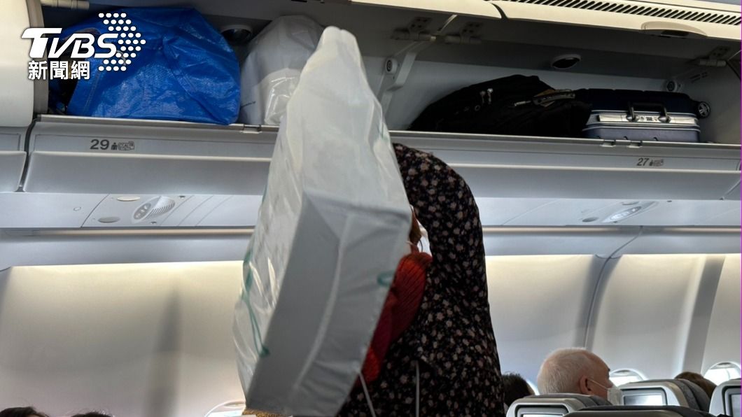 搭乘傳統航空機場領取免稅品可直接帶上機。(圖/葉韋辰攝)