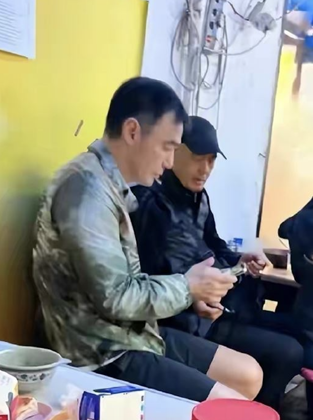 女網友巧遇周潤發跟鍾鎮濤。(圖/翻攝自小紅書)