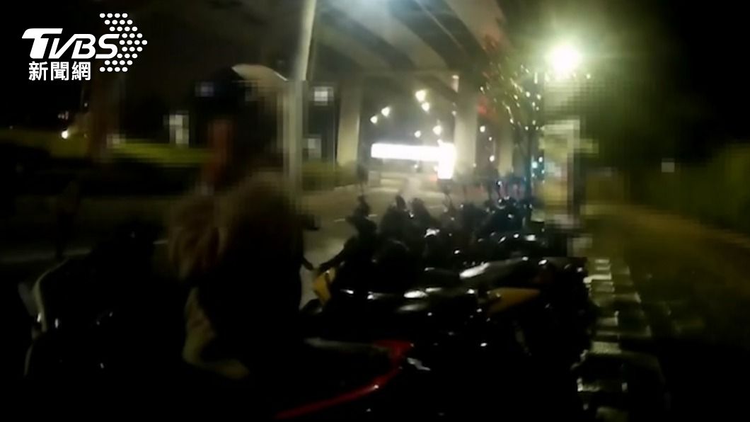 男子疑似見到路檢點就將車輛停上人行道。(圖/TVBS)