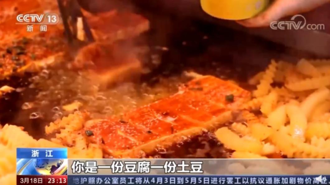 每天500斤土豆和250斤豆腐都不夠賣。(圖/翻攝自央視新聞微博)