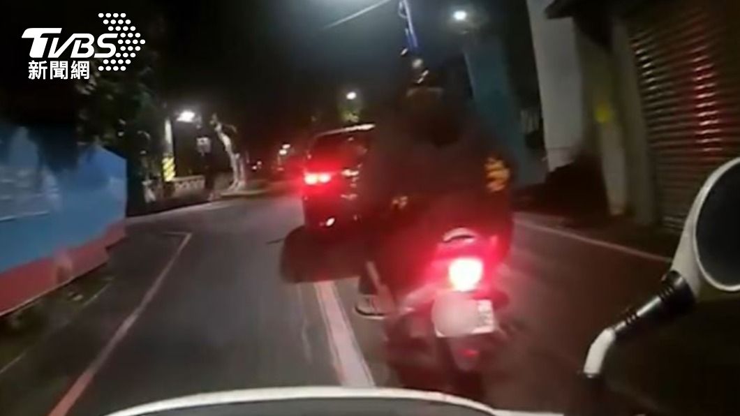 騎士騎車搖晃因而引起巡邏員警關注。(圖/TVBS)