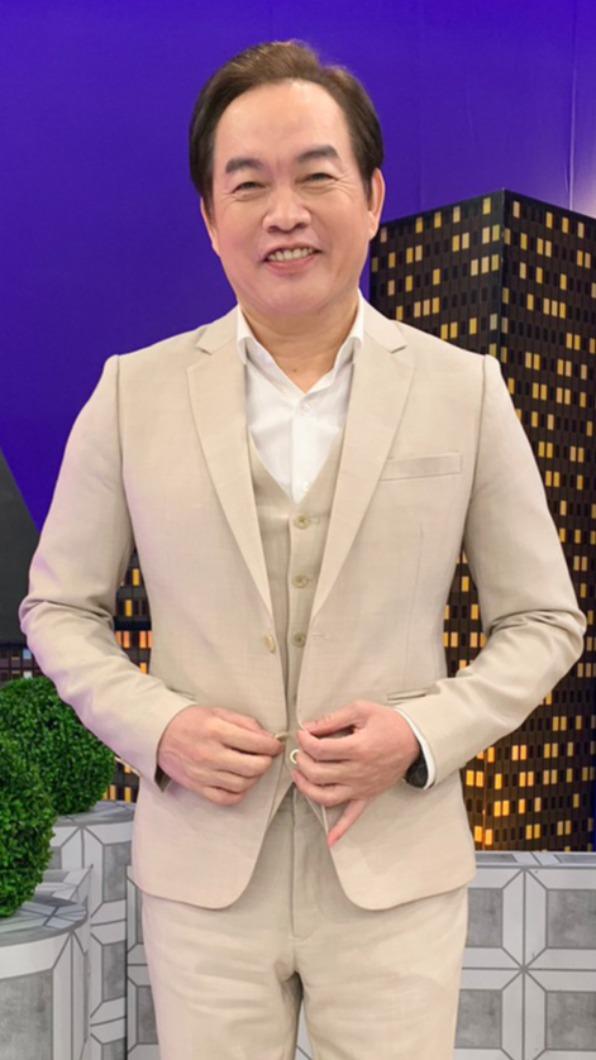 康康自嘲其實沒有資深到可以跟吳敏競爭。(圖/衛視中文台)