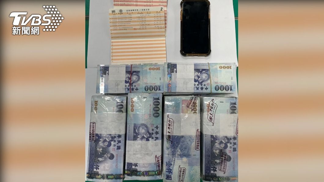 警方查扣現金與帳戶資料。（圖／TVBS）